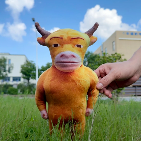 "Niu Lai" character plush toy (movie merchandise)—a creative, abstract,  humorous hanging accessory.